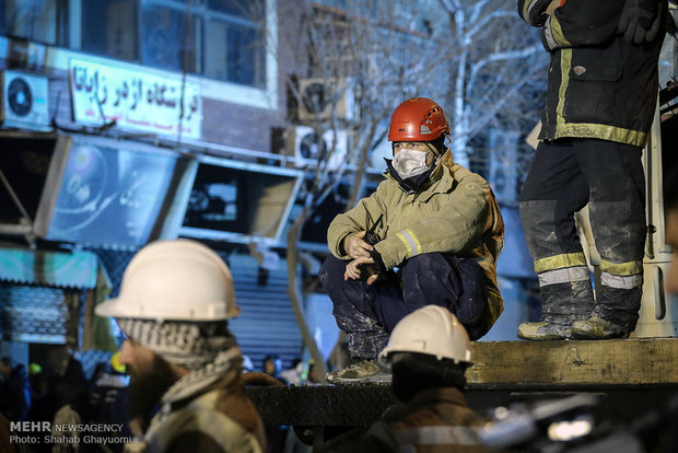 عمليات الانقاذ وازالة الانقاض من بناية بلاسكو وسط طهران 