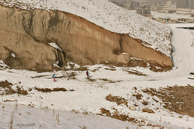 مقتل 38 أفغانيا نتيجة انهيارات ثلجية في أفغانستان 