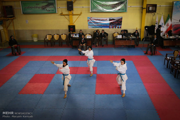 İran’da kadınların karate performansı