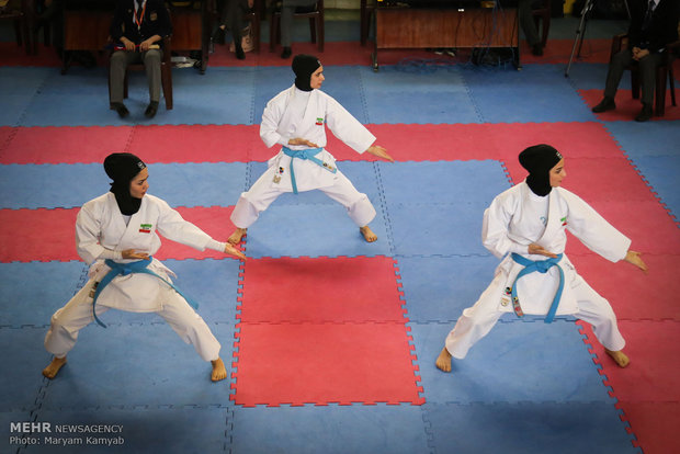 İran’da kadınların karate performansı