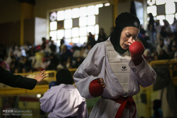 İran’da kadınların karate performansı