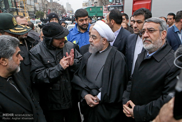 تفقد الرئيس روحاني والمسؤولين لمكان انهيار مبنى بلاسكو
