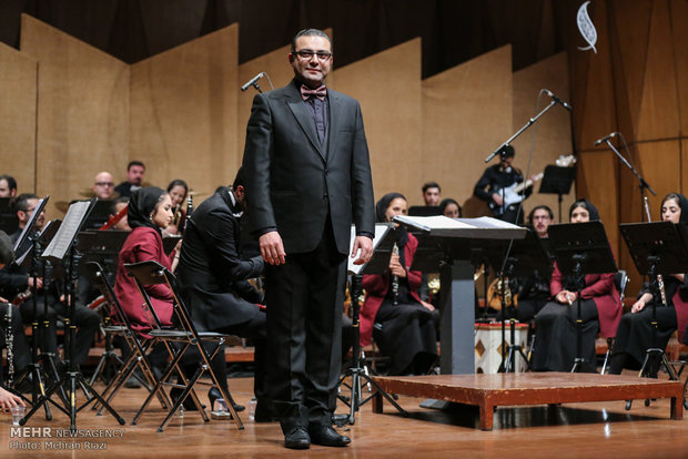 بردیا کیارس ارکستر موزیکال «الیور توئیست» را رهبری می‌کند