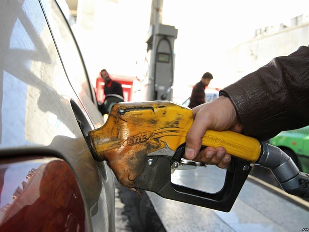 تخصیص سهمیه بنزین به خودروها از عدالت به دور است 