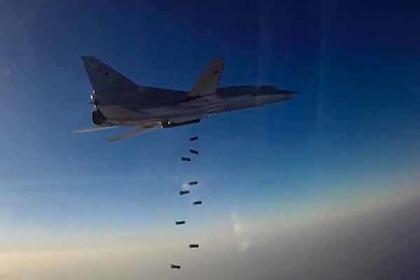 بمب افکن های روسی مواضع داعش را در دیرالزور بمباران کردند