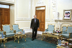 لاریجانی و وزیر دفاع جمهوری آذربایجان دیدار می کنند