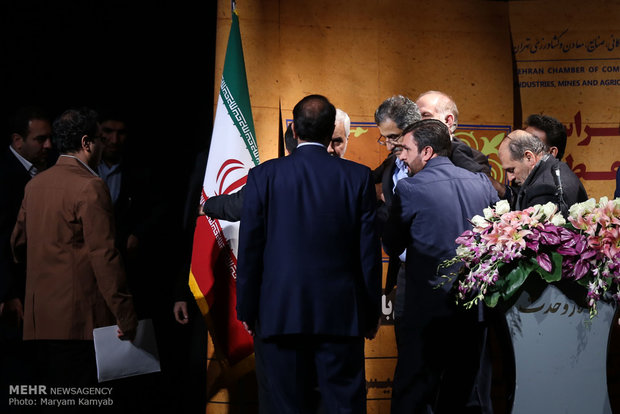از حال رفتن مسعود خوانساری رئیس اتاق تهران در هنگام سخنرانی