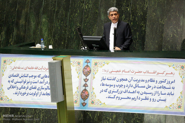 حقوق های نجومی و بکارگیری بازنشستگان؛ محور سوال از وزیر اقتصاد