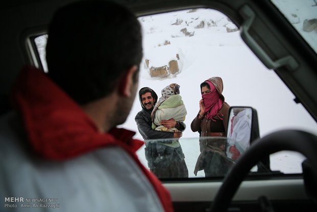 امداد رسانی در مرز باشماق مریوان