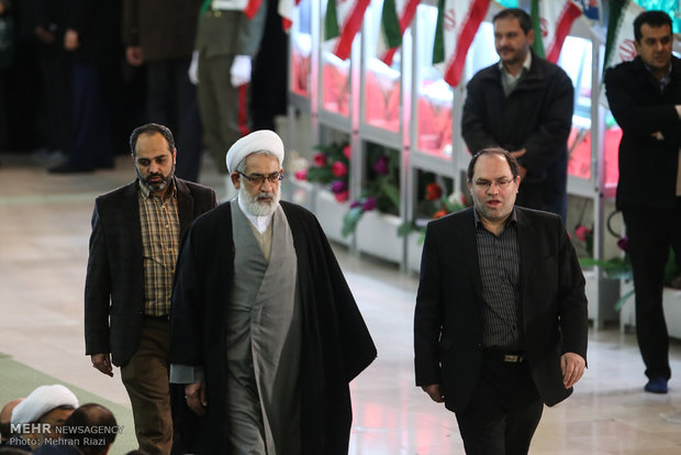 Iranian senior officials attend firemen's funeral