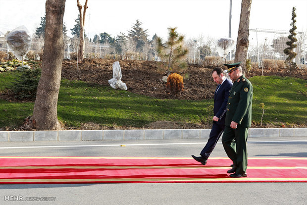 Armenian def. min. officially welcomed in Tehran