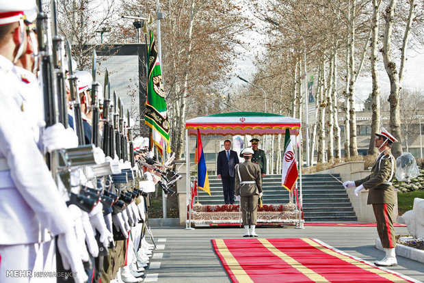 Armenian def. min. officially welcomed in Tehran