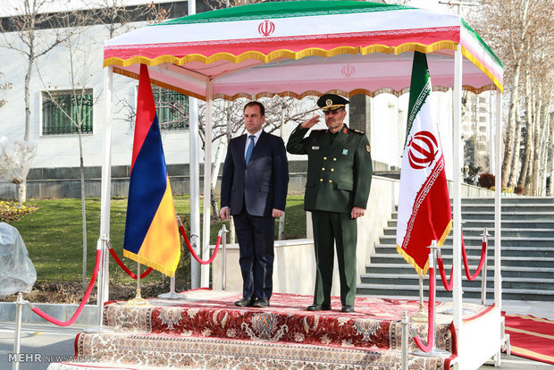 Armenian def. min. officially welcomed in Tehran