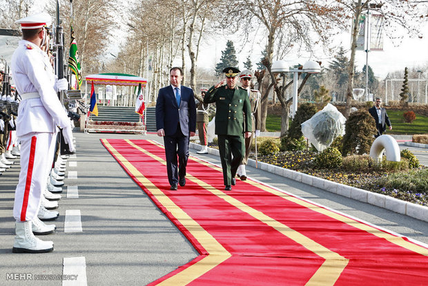 Armenian def. min. officially welcomed in Tehran