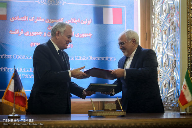 Zarif welcomes his French counterpart 