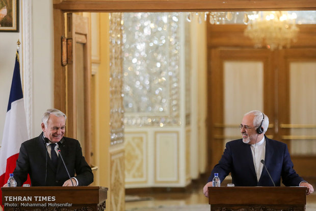 Zarif welcomes his French counterpart 