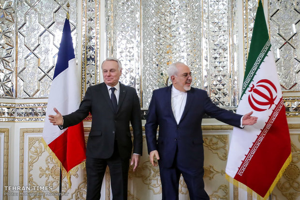 Zarif welcomes his French counterpart 