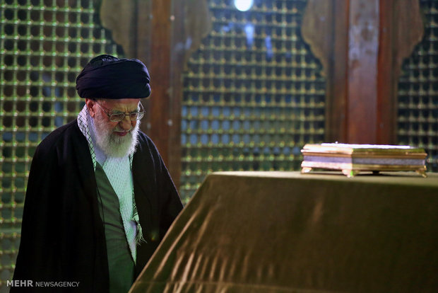 Leader pays visit to mausoleum of Imam Khomeini