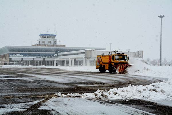 بارش برف و کولاک پروازهای فرودگاه اردبیل را لغو کرد