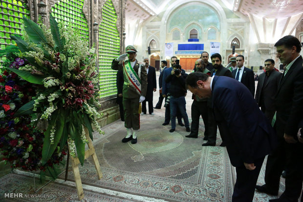 Armenian def. min. pays tribute to Imam Khomini