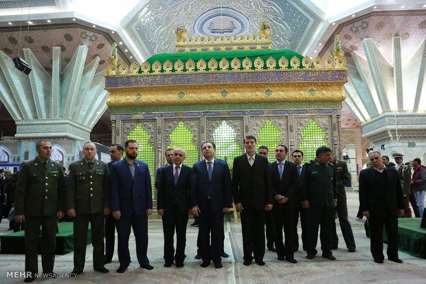 Armenian def. min. pays tribute to Imam Khomini