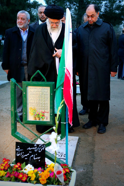 leader visits the holy mausoleum of Imam Khomeini and the martyrs