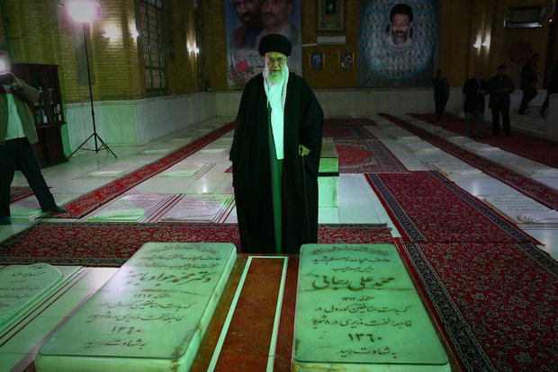 leader visits the holy mausoleum of Imam Khomeini and the martyrs