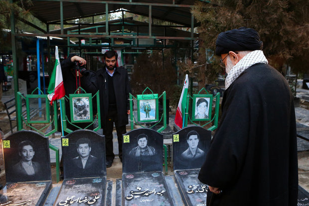 leader visits the holy mausoleum of Imam Khomeini and the martyrs