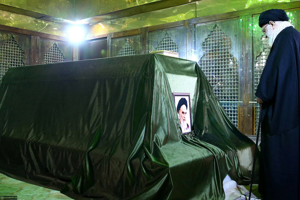 leader visits the holy mausoleum of Imam Khomeini and the martyrs