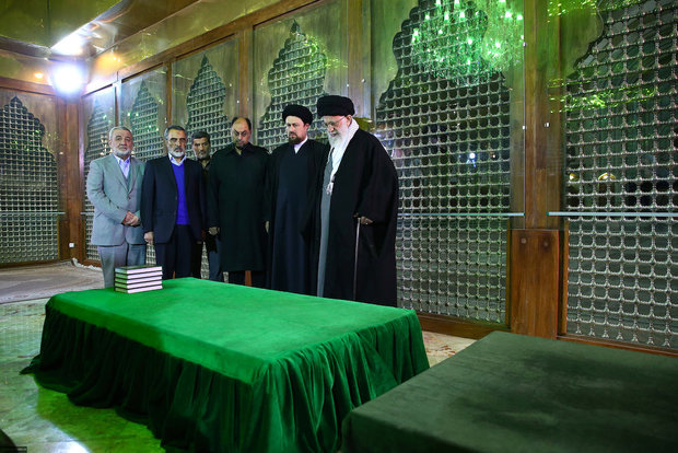 leader visits the holy mausoleum of Imam Khomeini and the martyrs