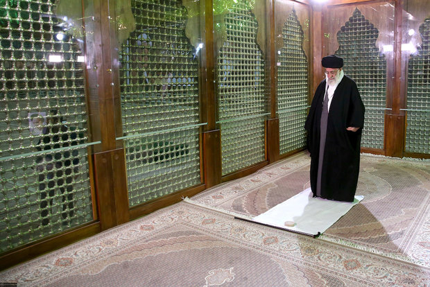 leader visits the holy mausoleum of Imam Khomeini and the martyrs