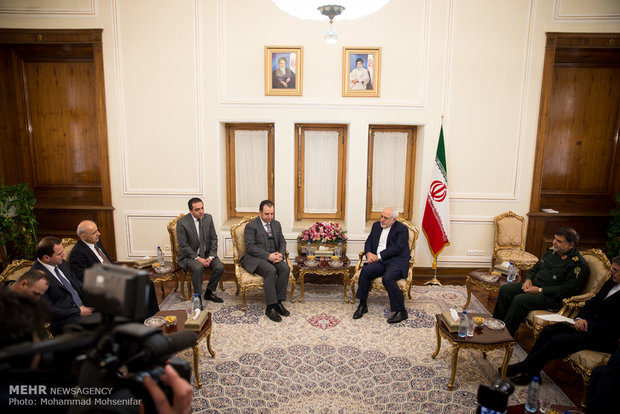 Zarif meets Armenian def. minister 