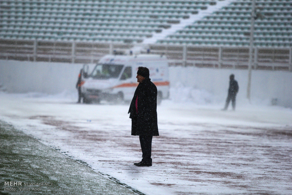 Football in snow blizzard: Esteghlal 3-0 Machinsazi