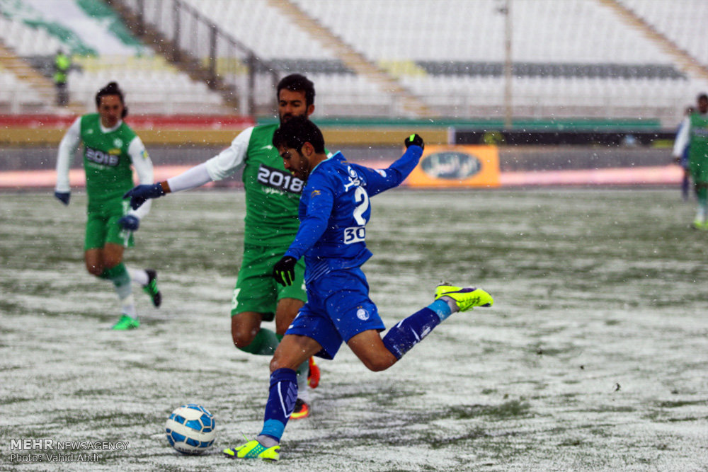 Football in snow blizzard: Esteghlal 3-0 Machinsazi