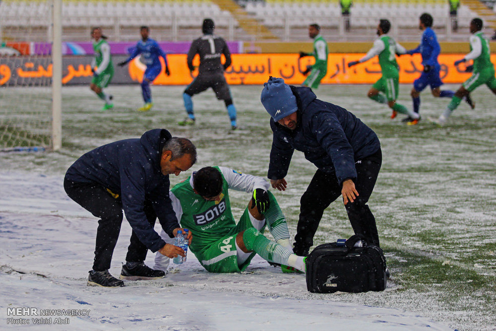 Football in snow blizzard: Esteghlal 3-0 Machinsazi