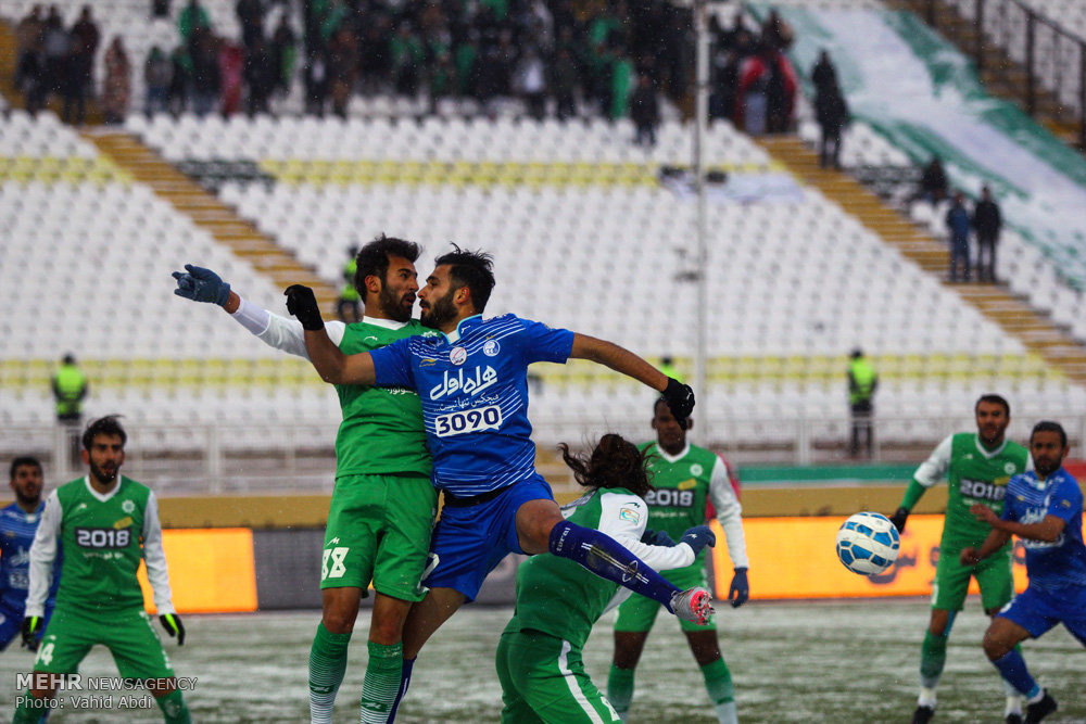 Football in snow blizzard: Esteghlal 3-0 Machinsazi