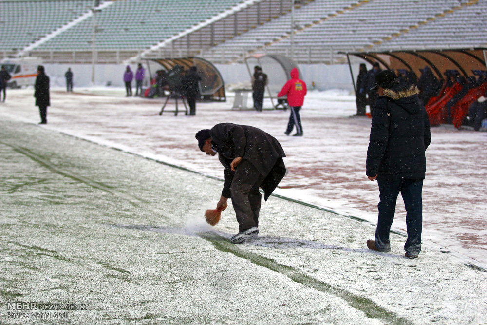 Football in snow blizzard: Esteghlal 3-0 Machinsazi