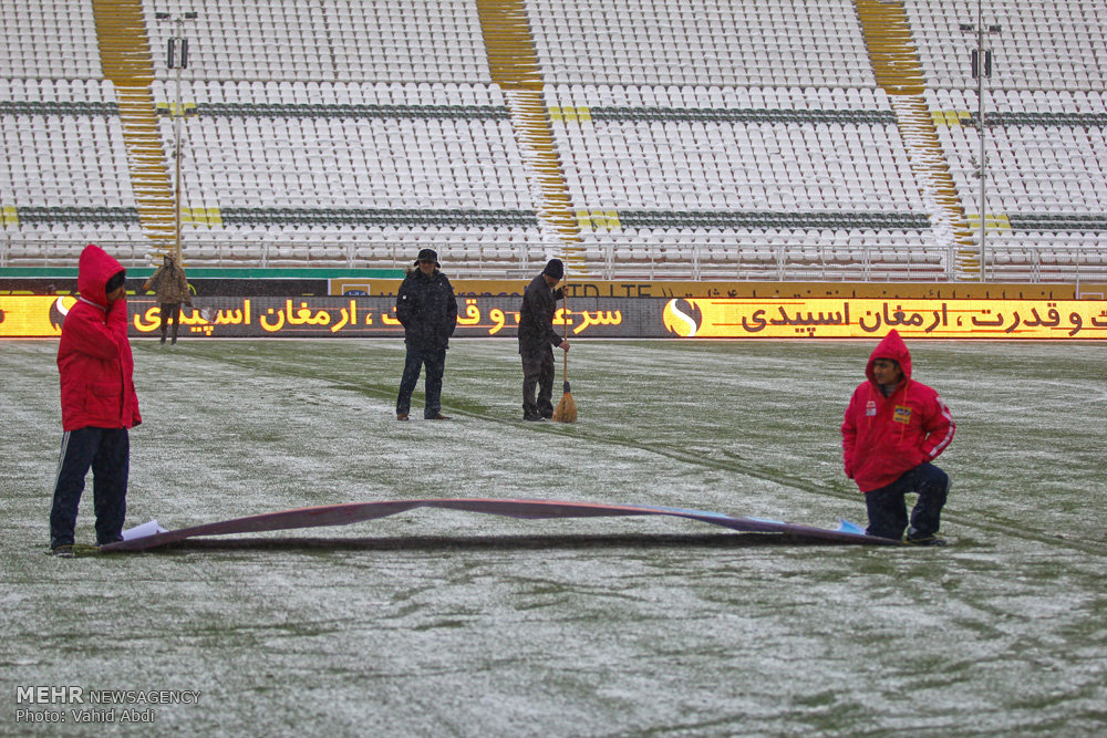 Football in snow blizzard: Esteghlal 3-0 Machinsazi