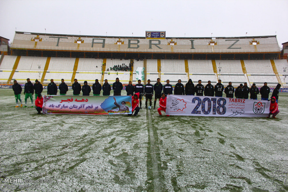 Football in snow blizzard: Esteghlal 3-0 Machinsazi