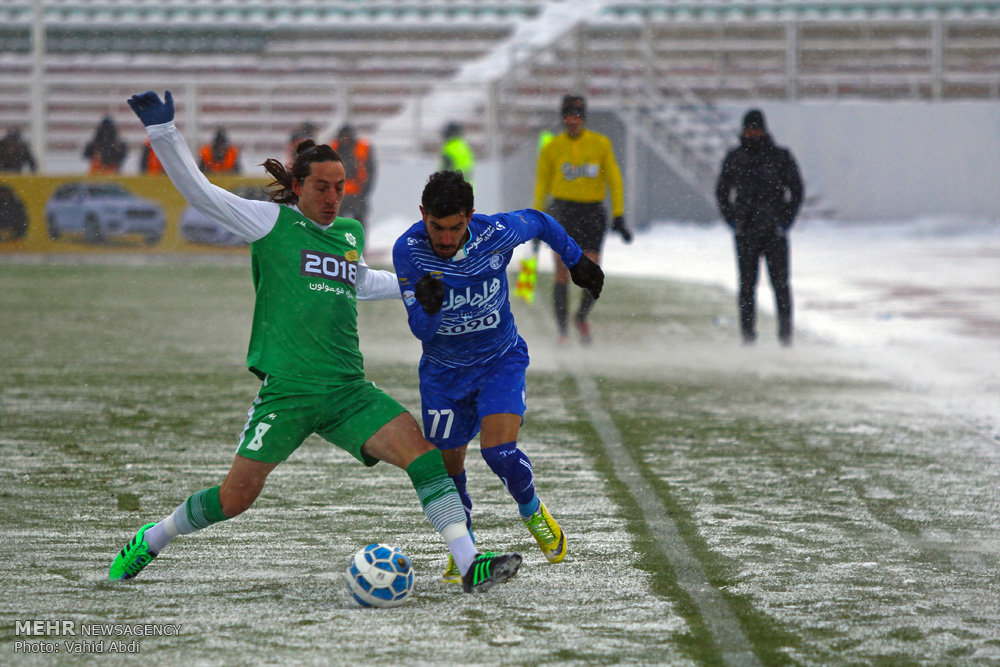 Football in snow blizzard: Esteghlal 3-0 Machinsazi