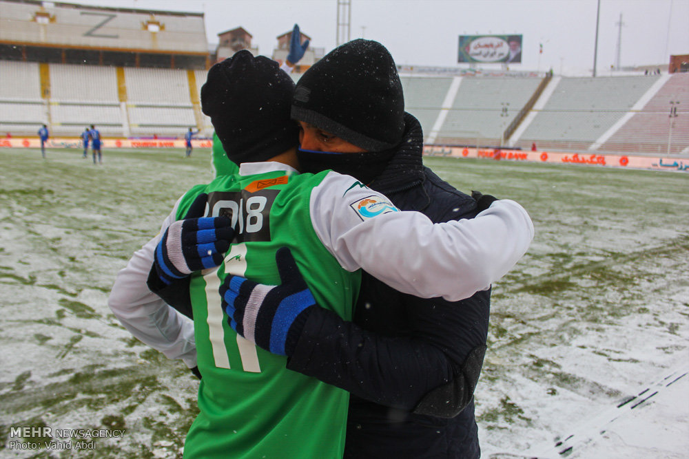 Football in snow blizzard: Esteghlal 3-0 Machinsazi