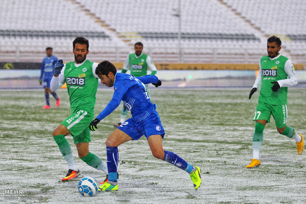 Football in snow blizzard: Esteghlal 3-0 Machinsazi