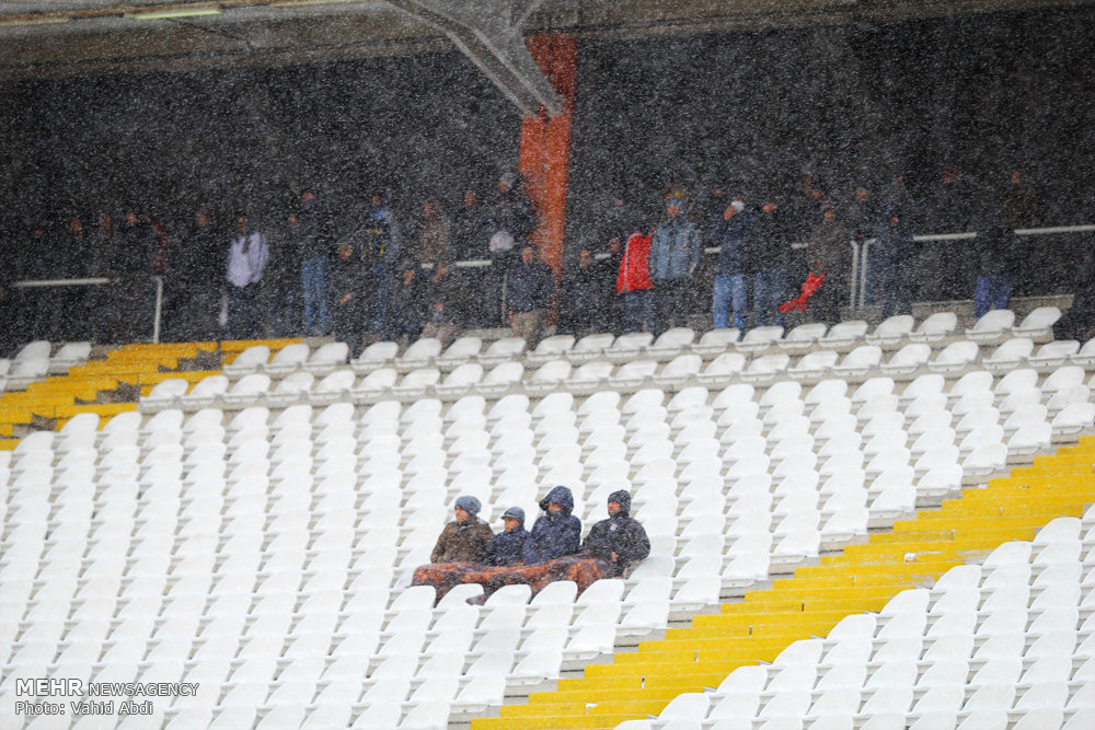 Football in snow blizzard: Esteghlal 3-0 Machinsazi