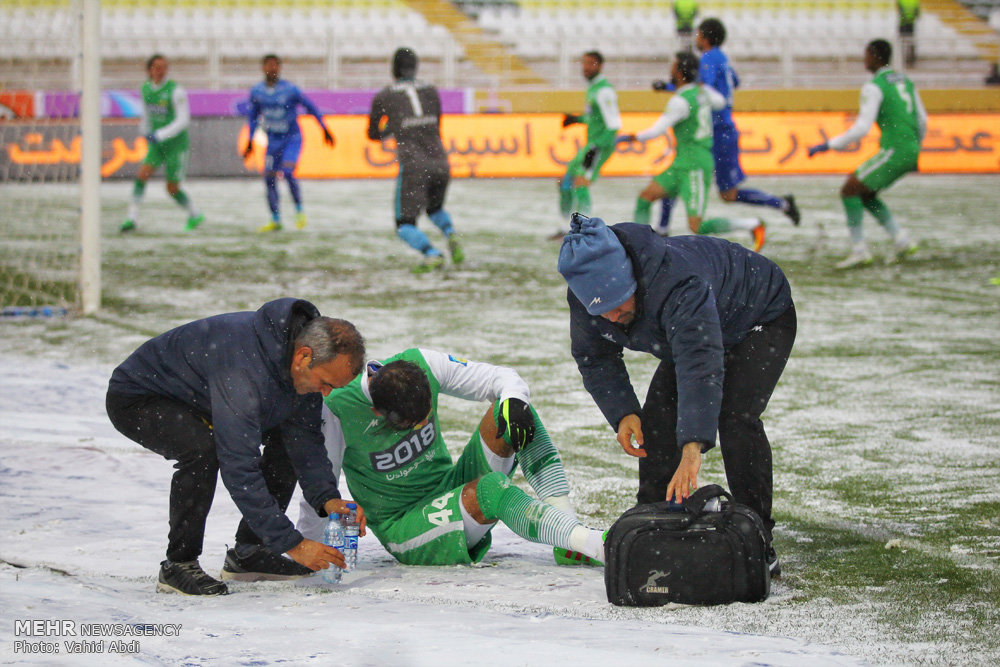 Football in snow blizzard: Esteghlal 3-0 Machinsazi