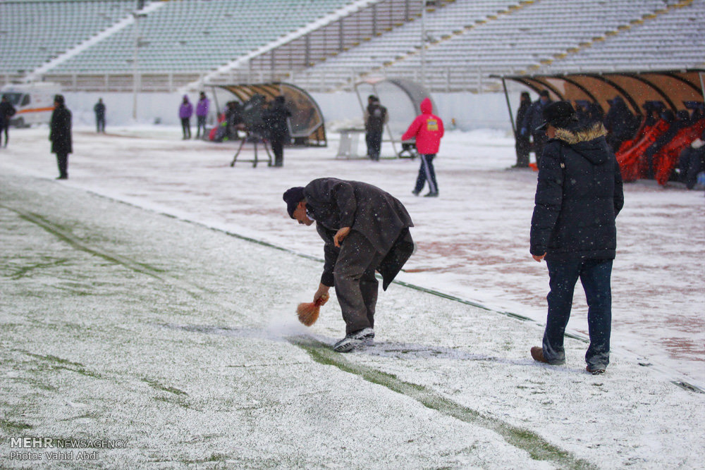 Football in snow blizzard: Esteghlal 3-0 Machinsazi