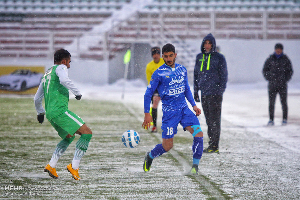 Football in snow blizzard: Esteghlal 3-0 Machinsazi