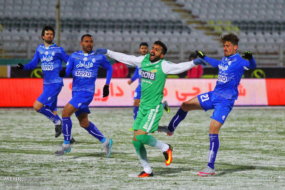 Football in snow blizzard: Esteghlal 3-0 Machinsazi