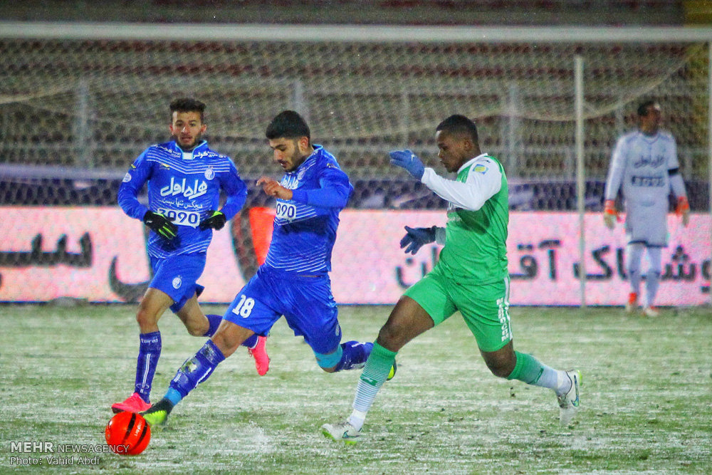 Football in snow blizzard: Esteghlal 3-0 Machinsazi