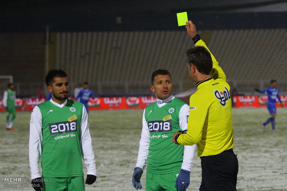 Football in snow blizzard: Esteghlal 3-0 Machinsazi