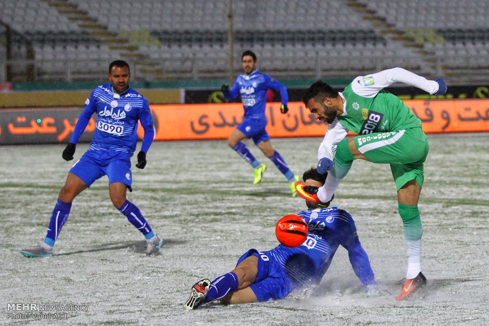 Football in snow blizzard: Esteghlal 3-0 Machinsazi